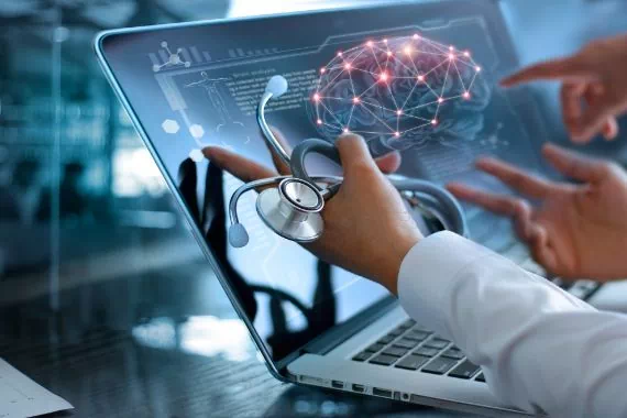 neurolodzy pracujący na laptopie